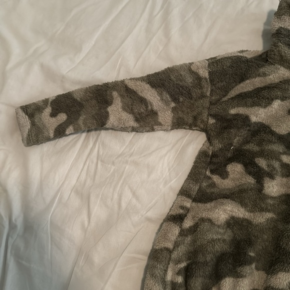 {Old Navy} sweatshirt - Picture 2 of 6